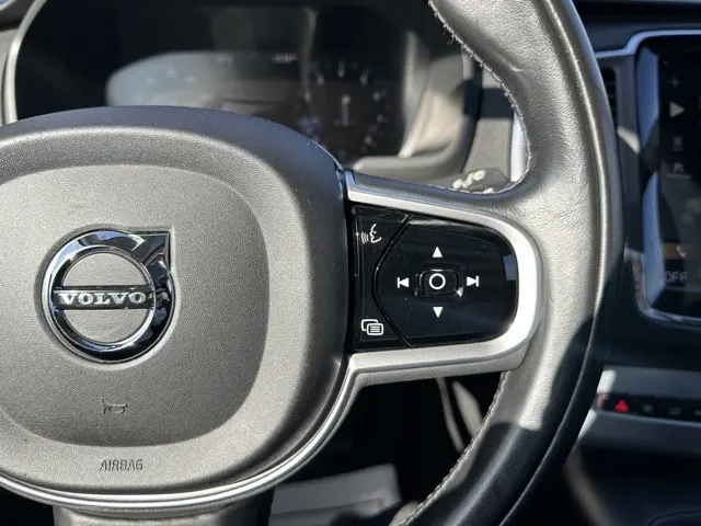 2018 Volvo XC90 T6 AWD Momentum photo 18