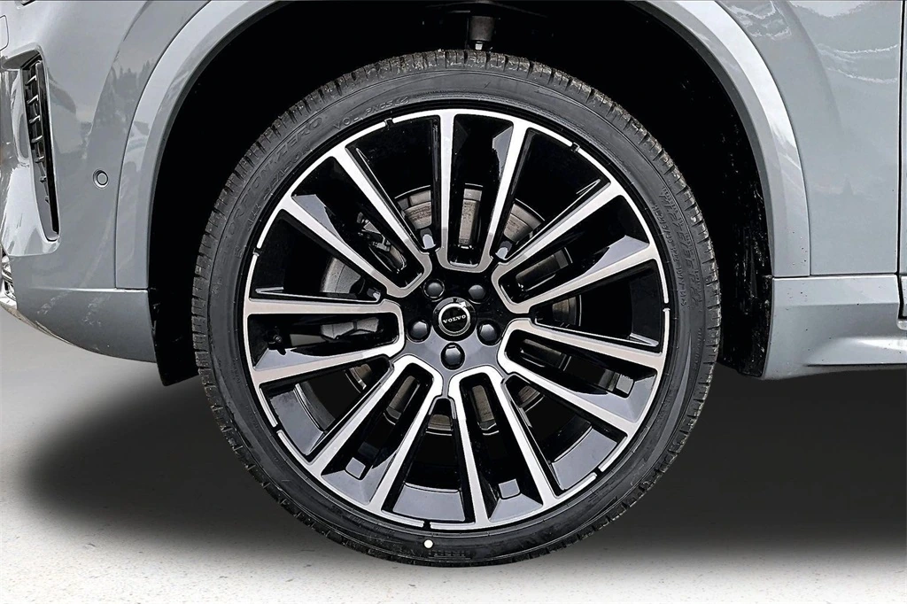 2026 Volvo - image 13
