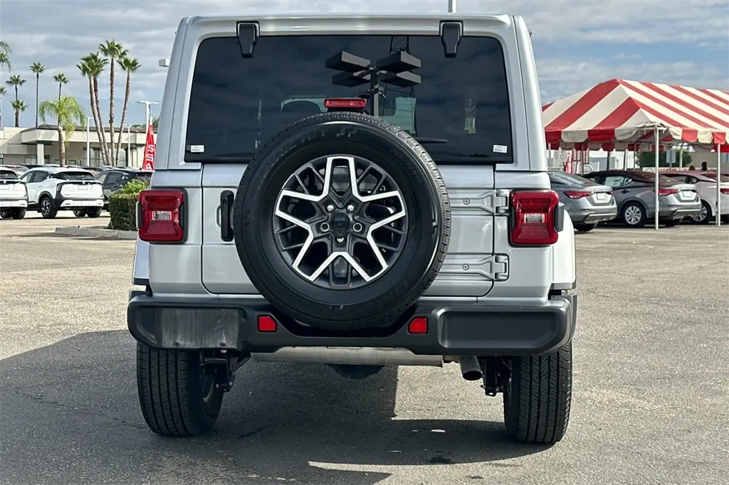 2024 Jeep Wrangler Sahara photo 4