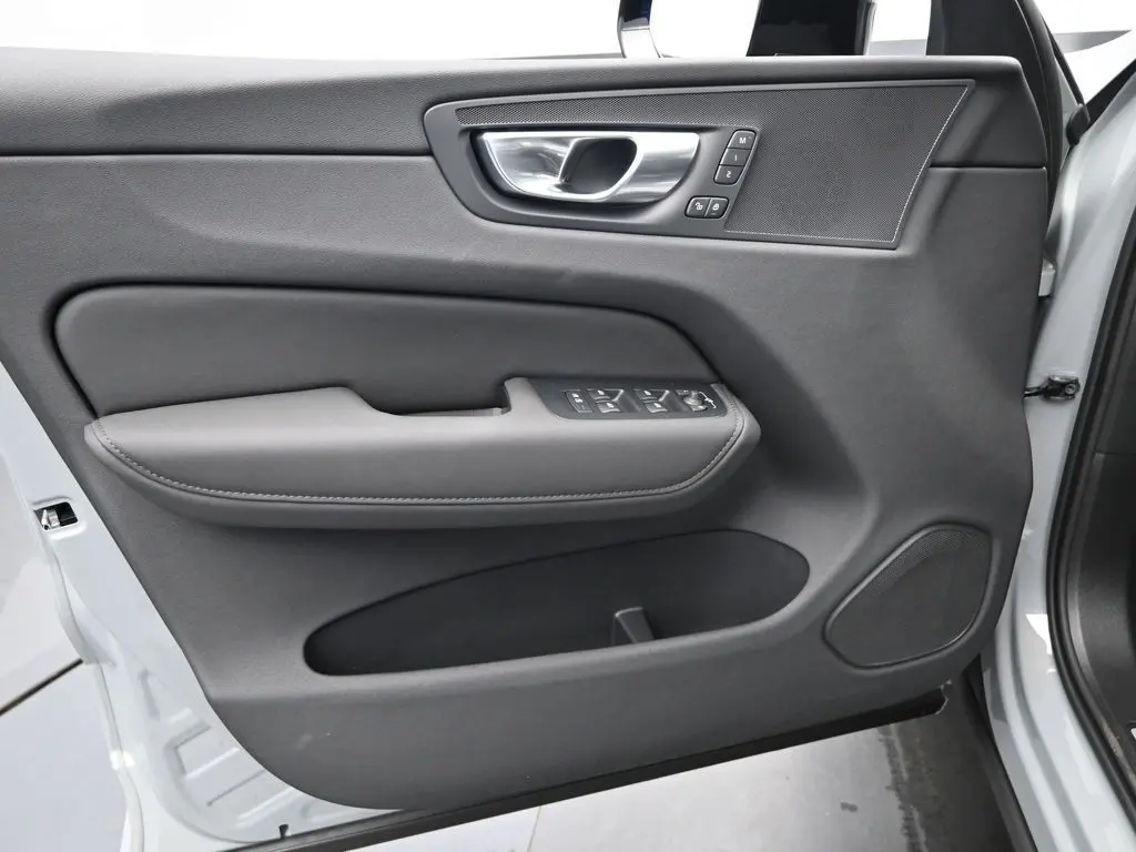 2026 Volvo - image 23