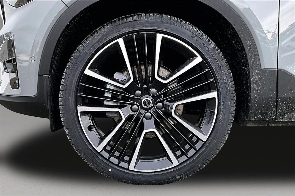 2026 Volvo - image 13