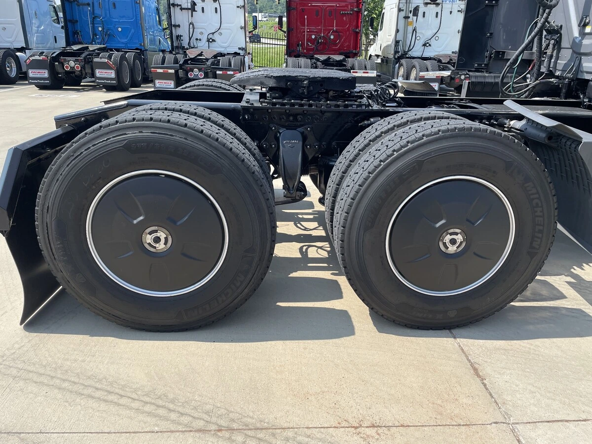 2022 Freightliner Cascadia — photo 6