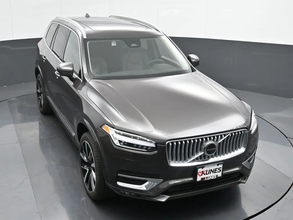 2025 Volvo - image 36