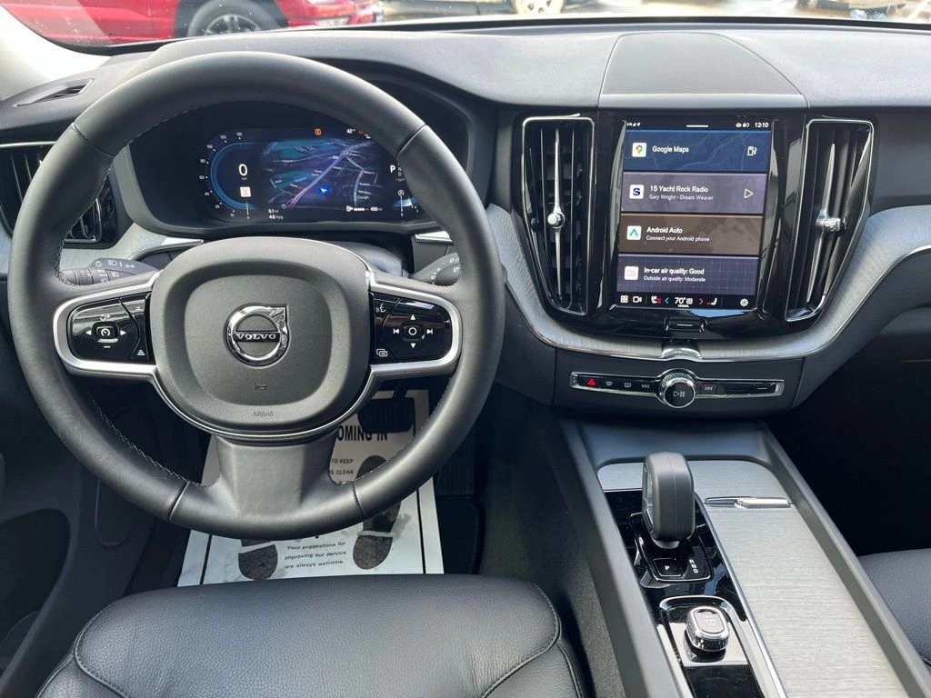 2025 Volvo - image 13