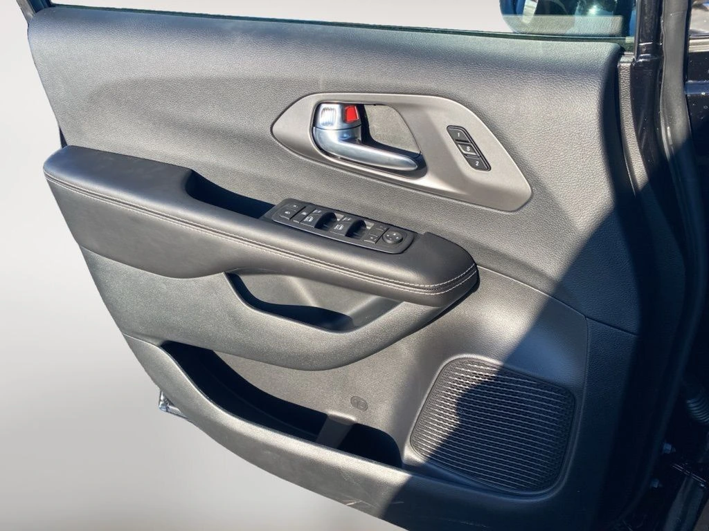 2026 Chrysler Pacifica Select - Photo 19