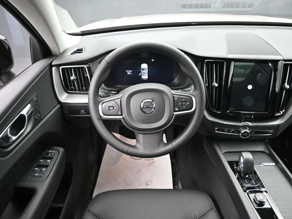 2025 Volvo - image 19