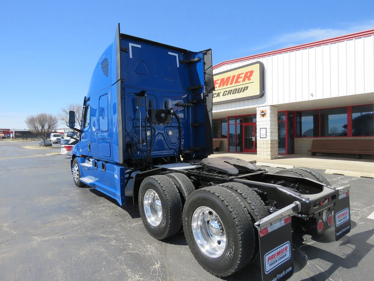2022 Freightliner Cascadia - image 3