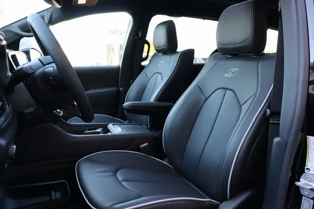 2026 Chrysler Pacifica Limited photo 10