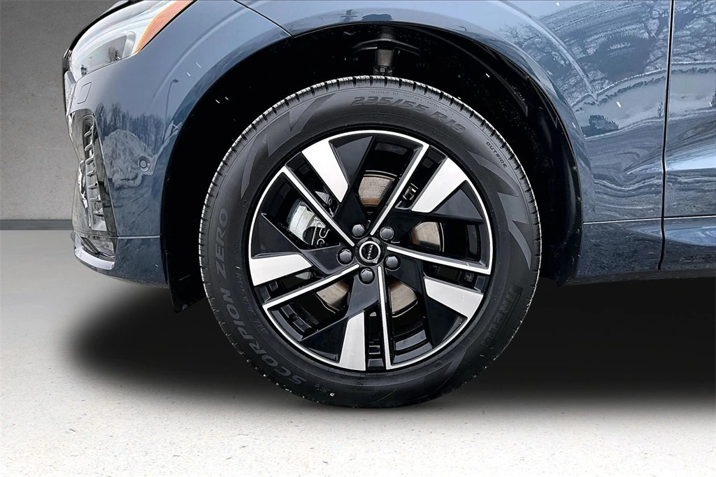 2026 Volvo - image 12