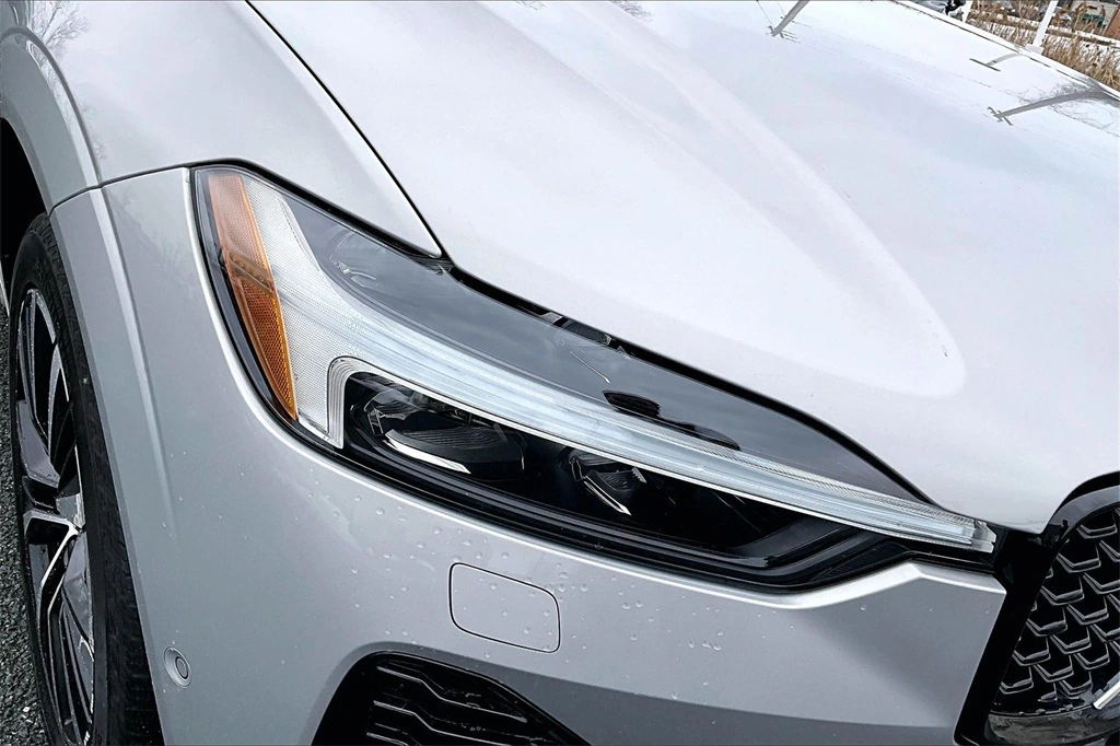 2024 Volvo - image 32