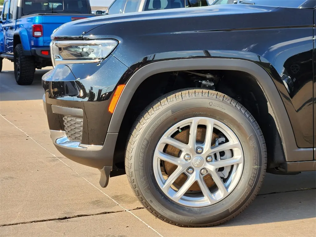 2025 Jeep Grand Cherokee Laredo photo 5