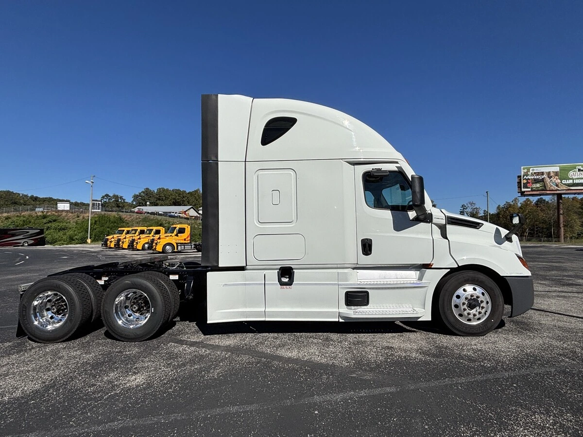 2022 Freightliner Cascadia — photo 4