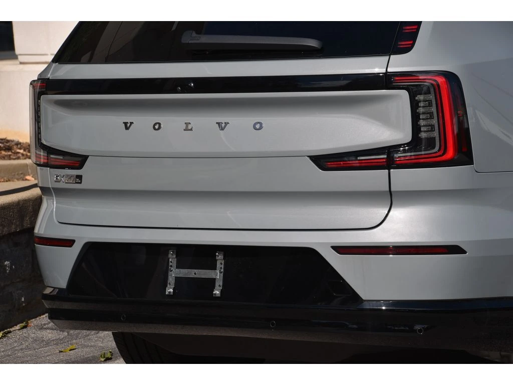 2025 Volvo - image 30