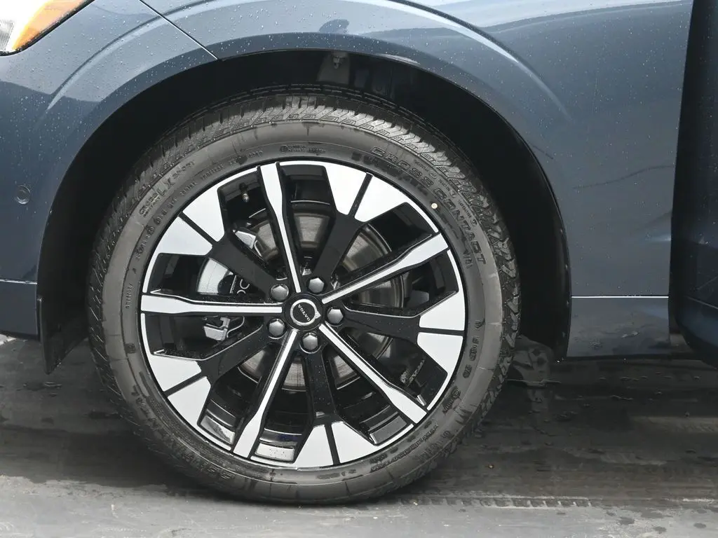 2026 Volvo - image 29