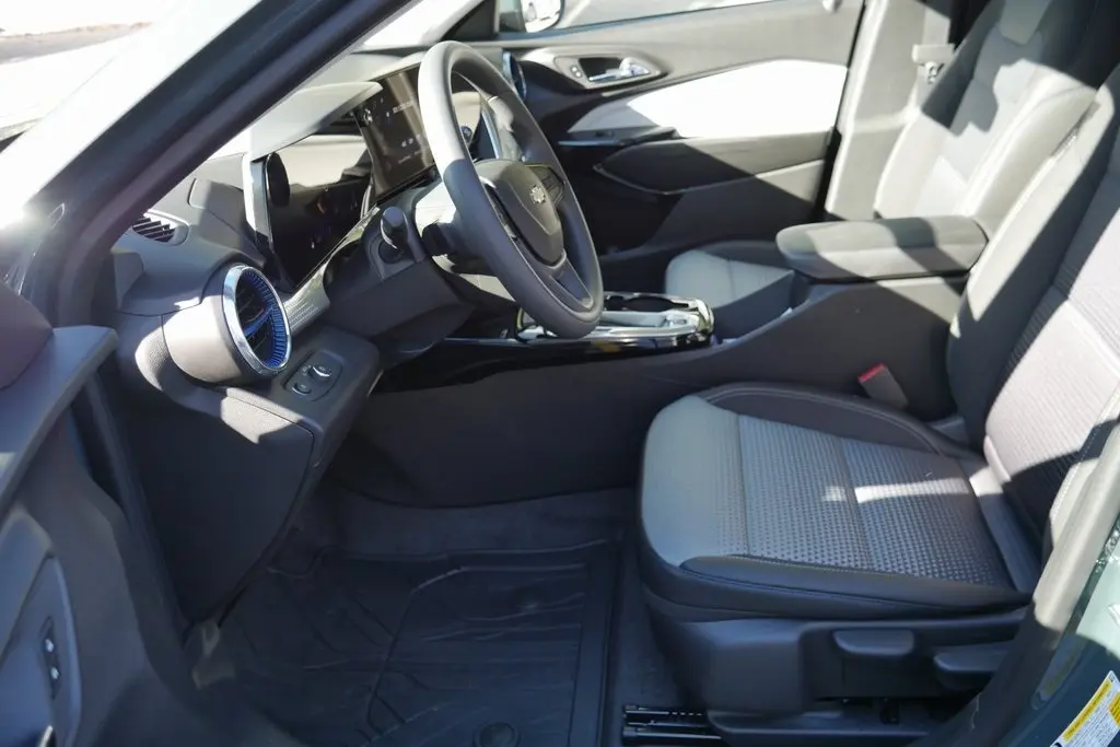 2025 Chevrolet Trax LT photo 3