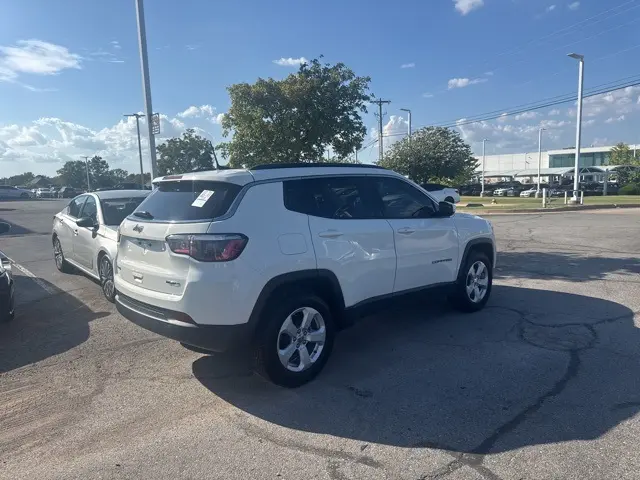 2020 Jeep Compass Latitude photo 3