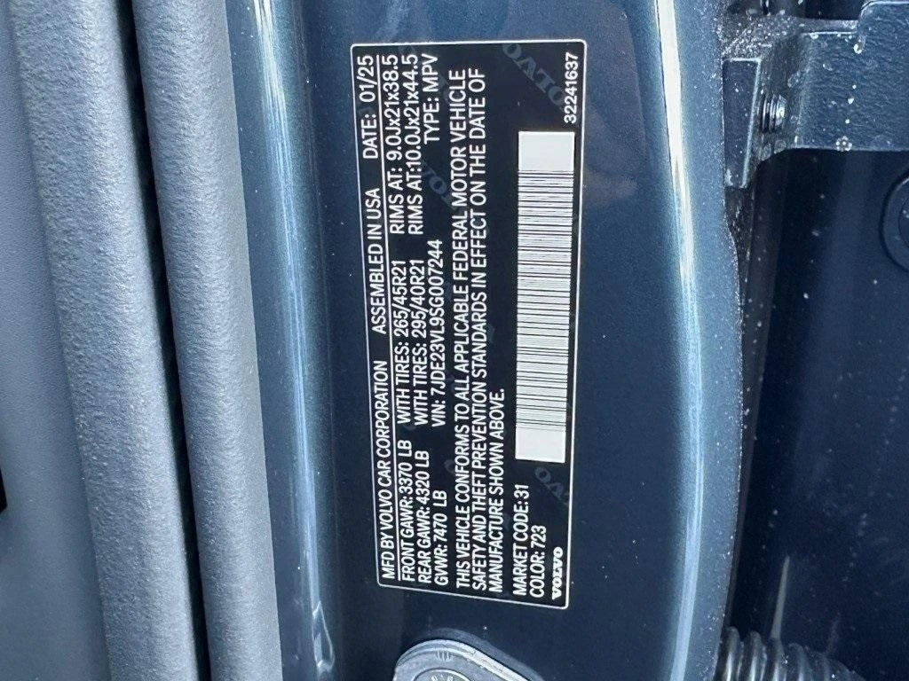 2025 Volvo - image 28