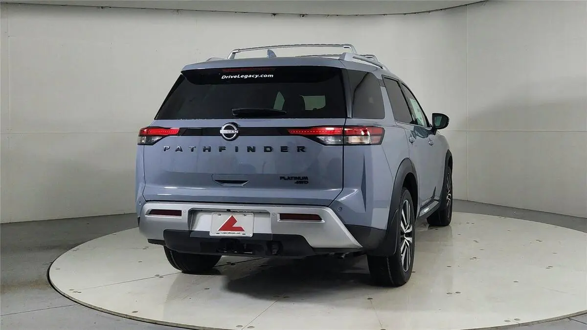 2025 Nissan Pathfinder Platinum photo 4