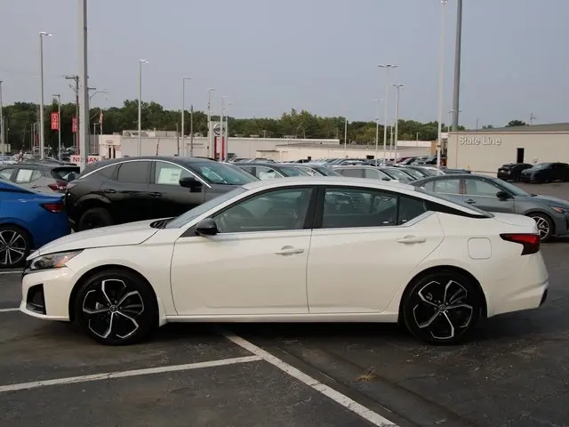 Used 2023 Nissan Altima SR with VIN 1N4BL4CV8PN337291 for sale in Kansas City