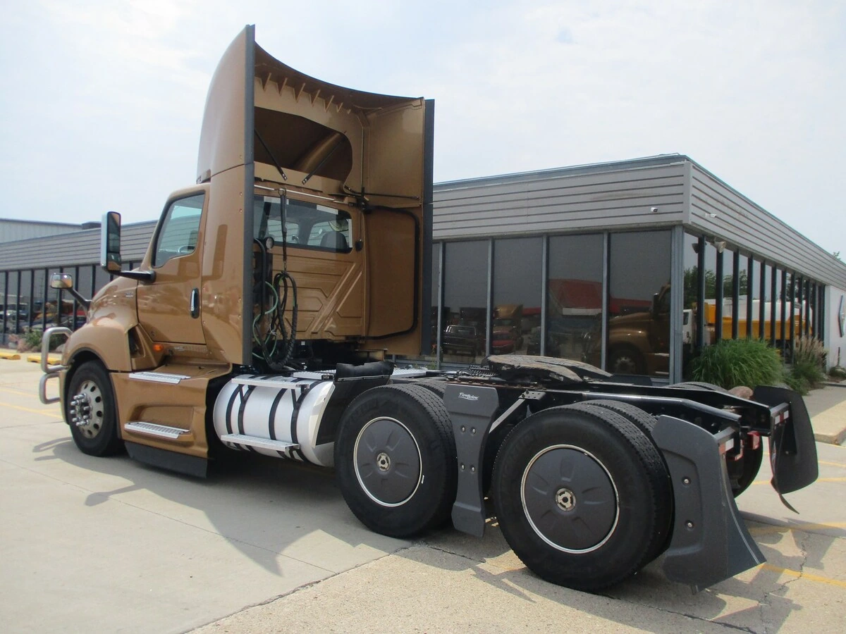 2022 International LT in Altoona, IA — photo 6