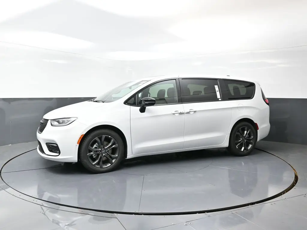 2026 Chrysler Pacifica photo 4
