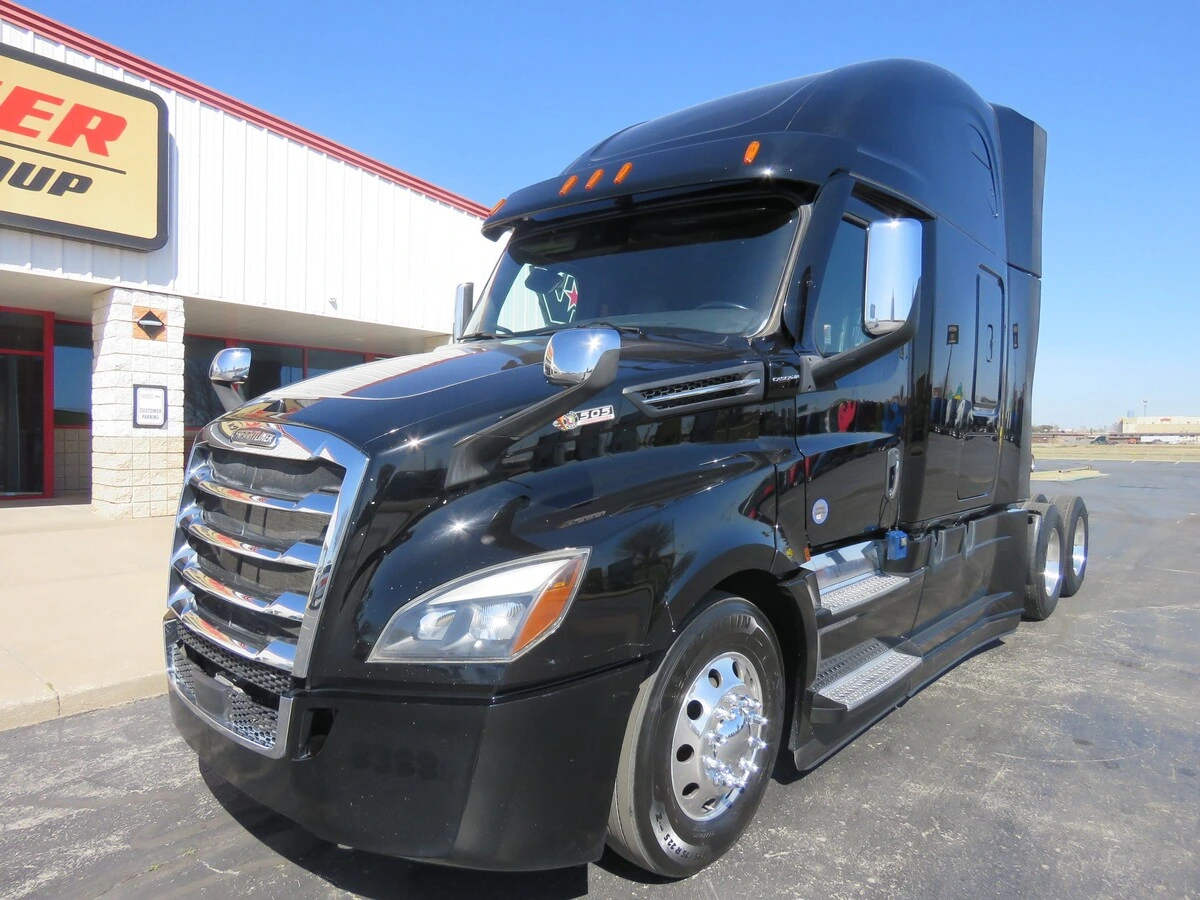 2022 Freightliner Cascadia - image 1