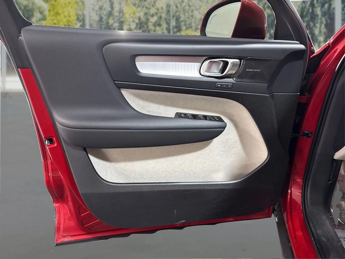 2021 Volvo - image 18