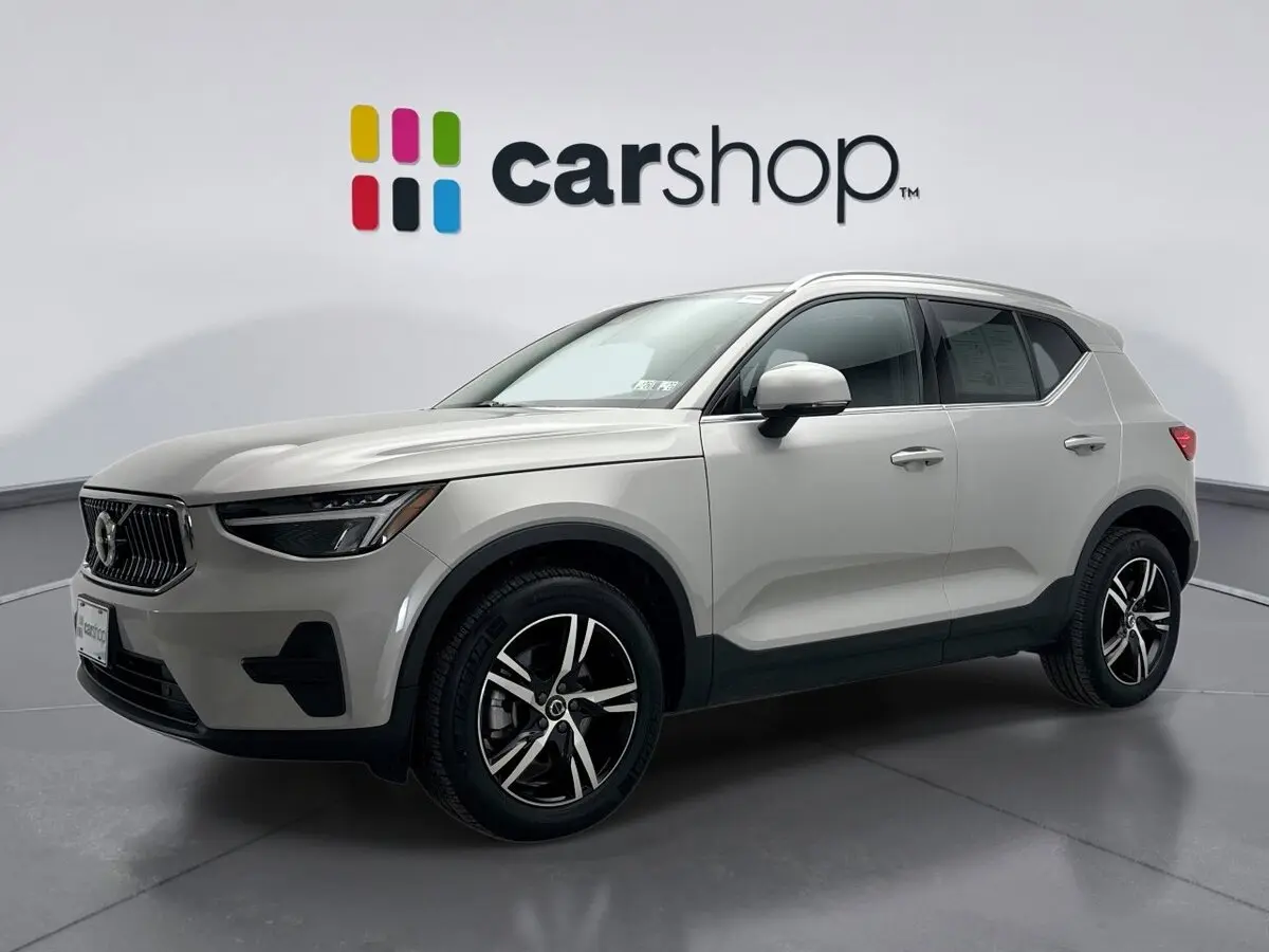 2025 Volvo XC40 Core's photo