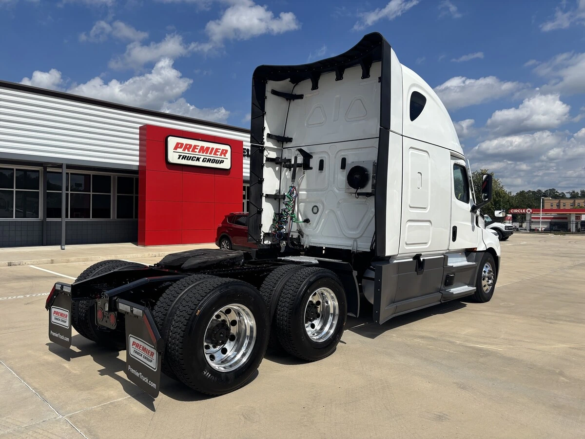 2025 Freightliner Cascadia — photo 8