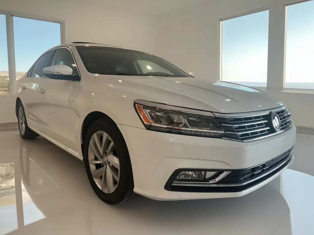 2018 Volkswagen Passat SE's photo