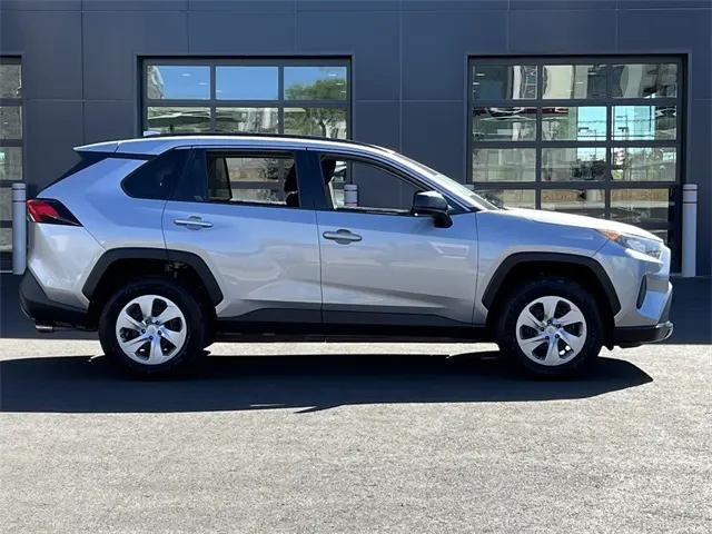 2019 Toyota RAV4 LE photo 7