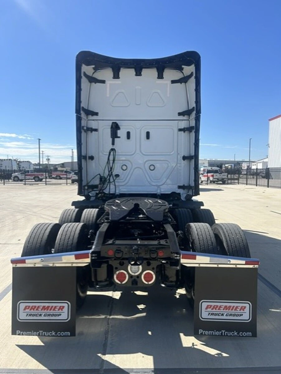 2025 Freightliner Cascadia — photo 4