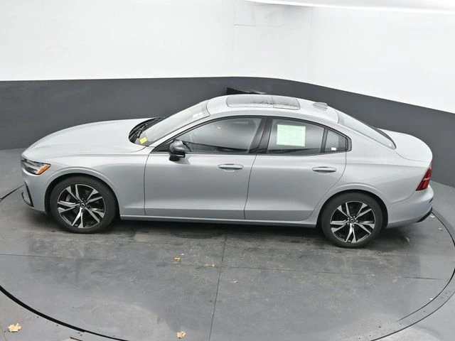 2025 Volvo - image 36