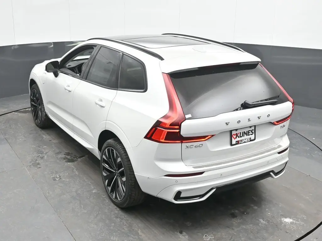 2026 Volvo - image 36