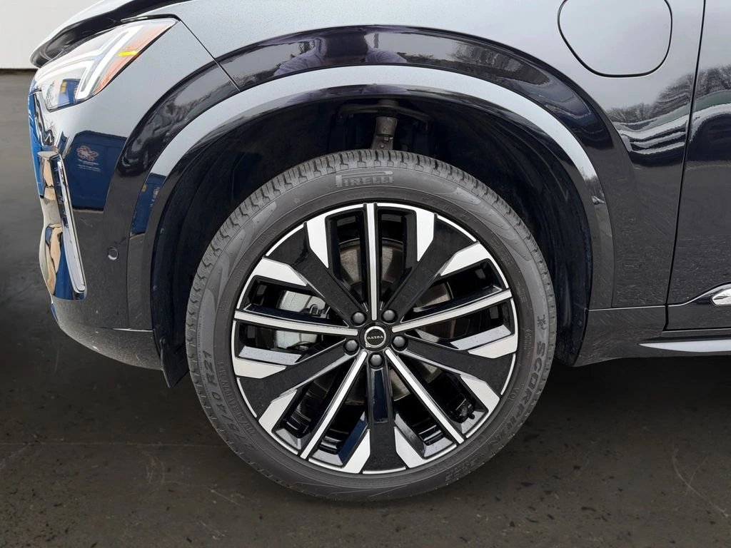 2025 Volvo - image 26