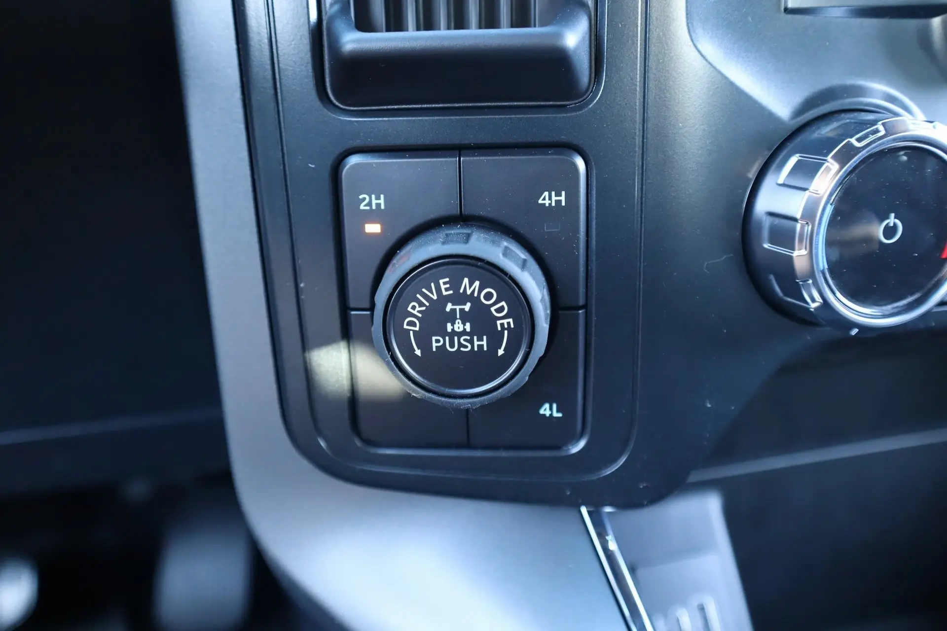 2025 Ford F-150 XLT photo 9