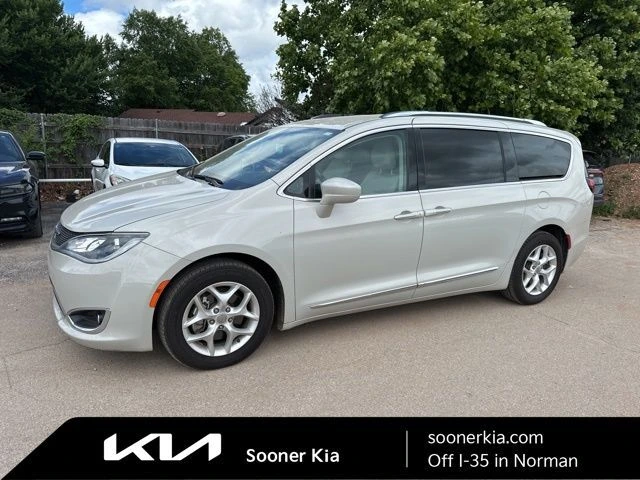 2017 Chrysler Pacifica Touring-L Plus's photo