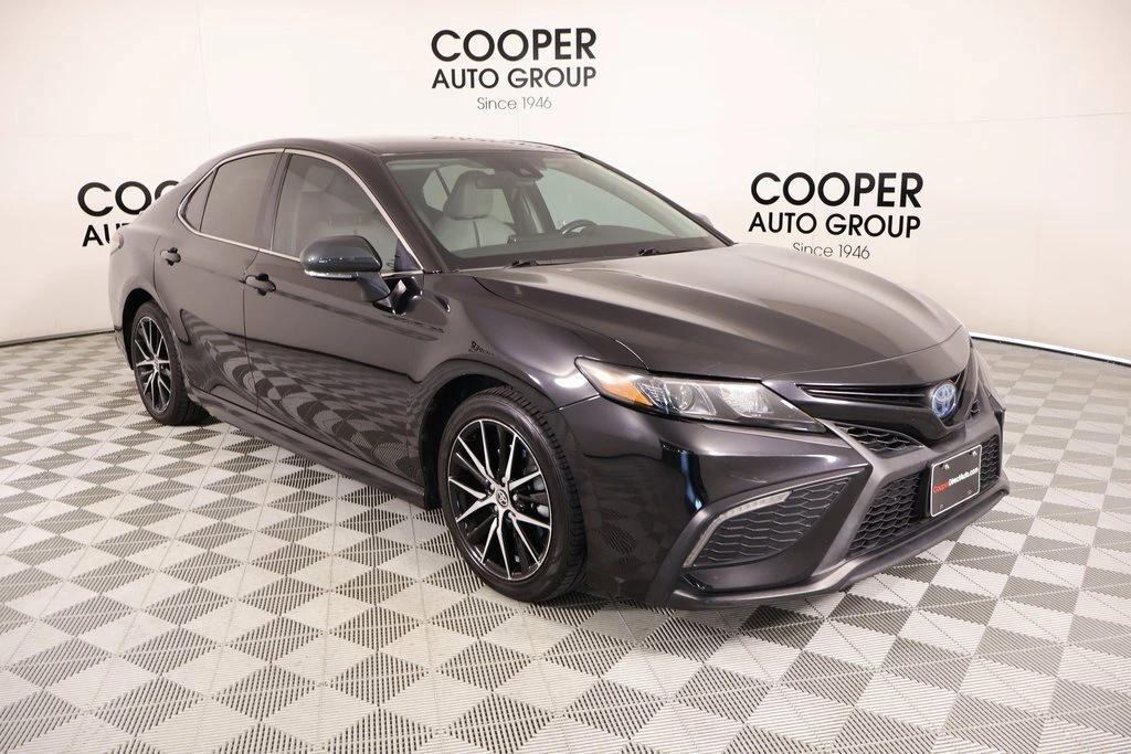 2022 Toyota Camry SE's photo