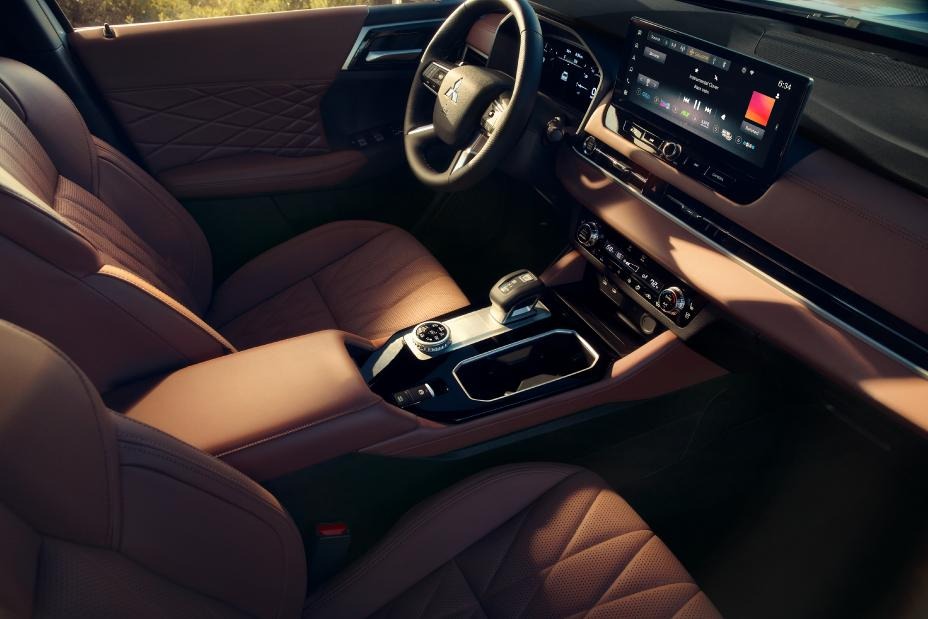 2025 Mitsubishi Outlander Front Row and Dashboard