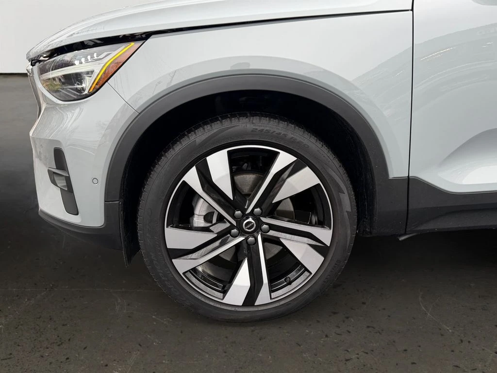 2025 Volvo - image 27