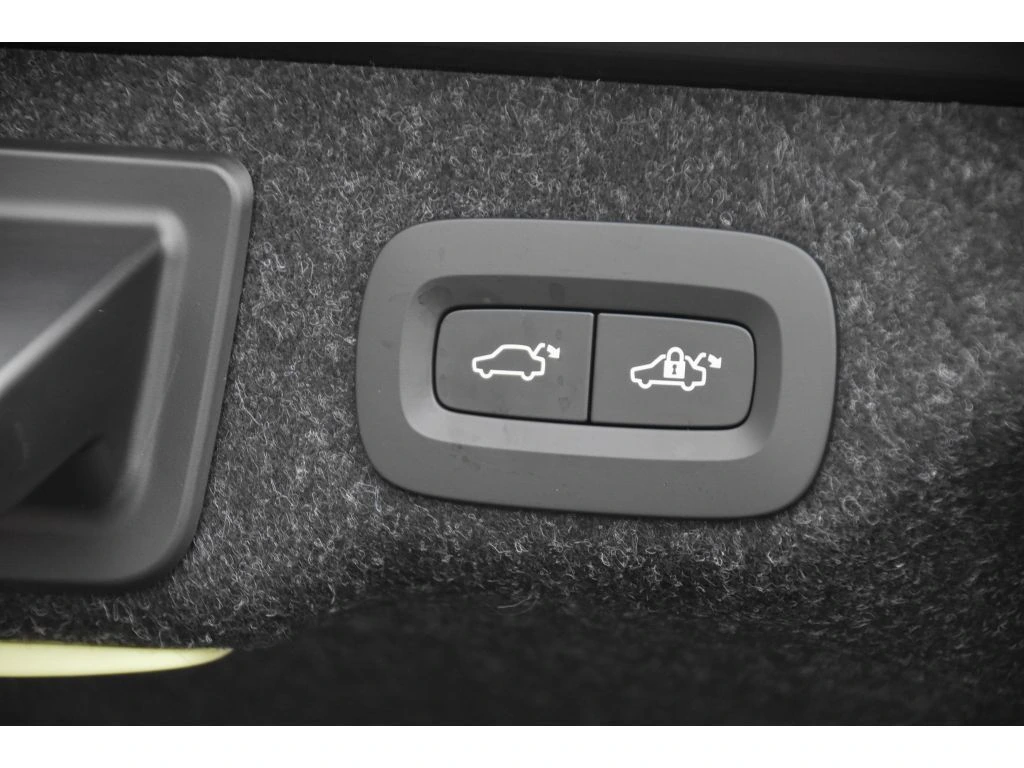 2025 Volvo - image 25