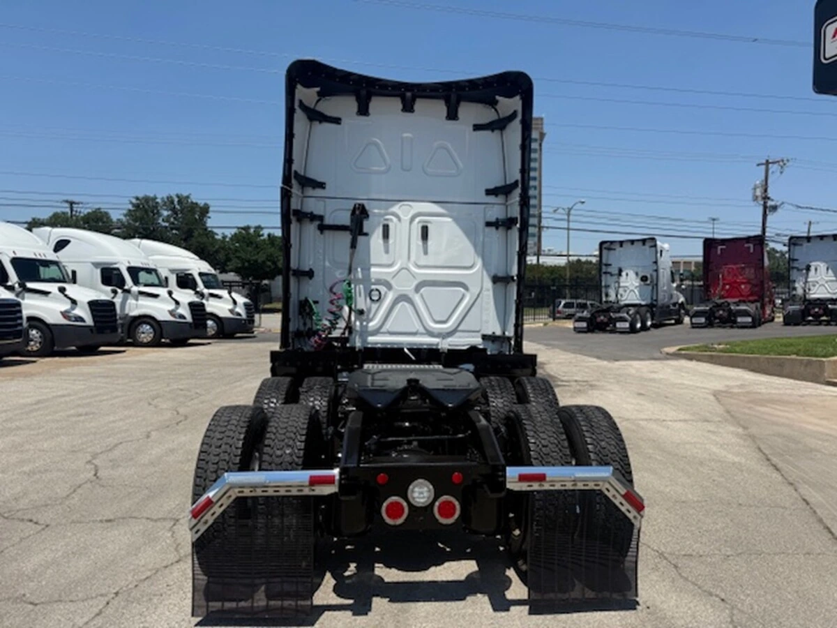 2025 Freightliner Cascadia — photo 5