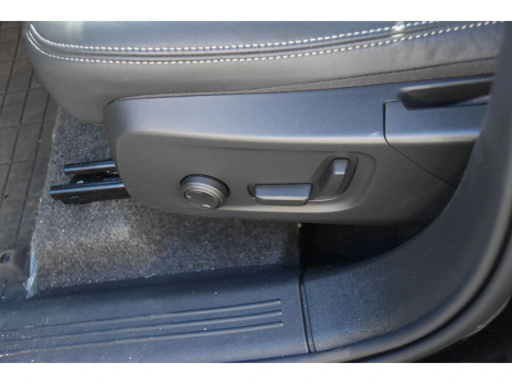 2025 Volvo - image 34