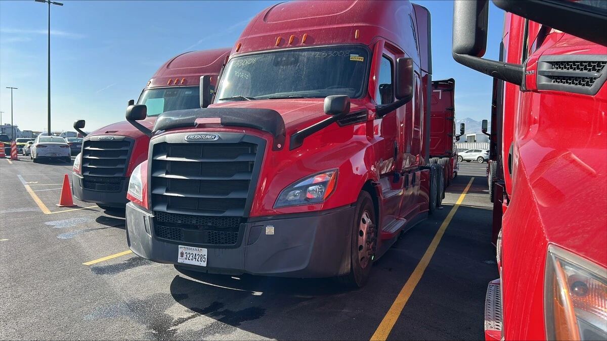 2023 Freightliner Cascadia - image 1