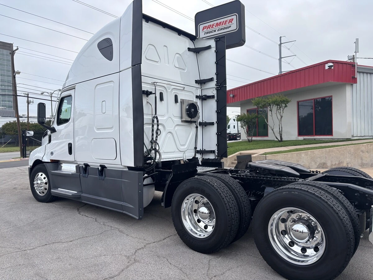 2023 Freightliner Cascadia - image 7
