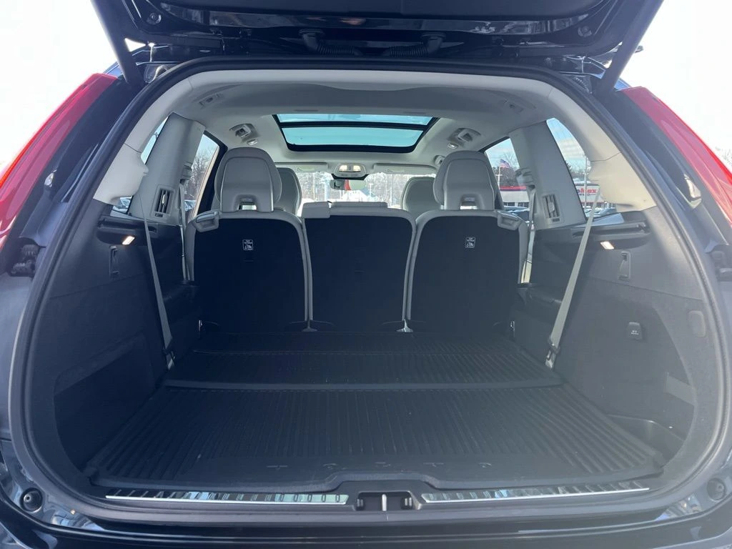 2025 Volvo - image 6