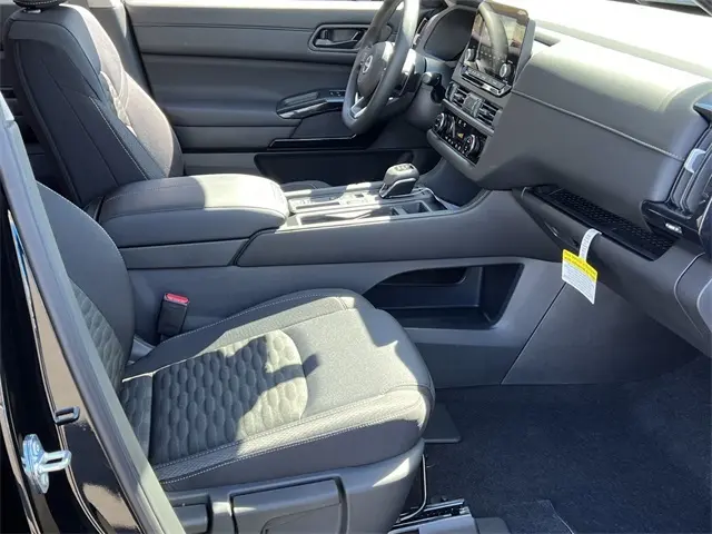 2025 Nissan Pathfinder S photo 22