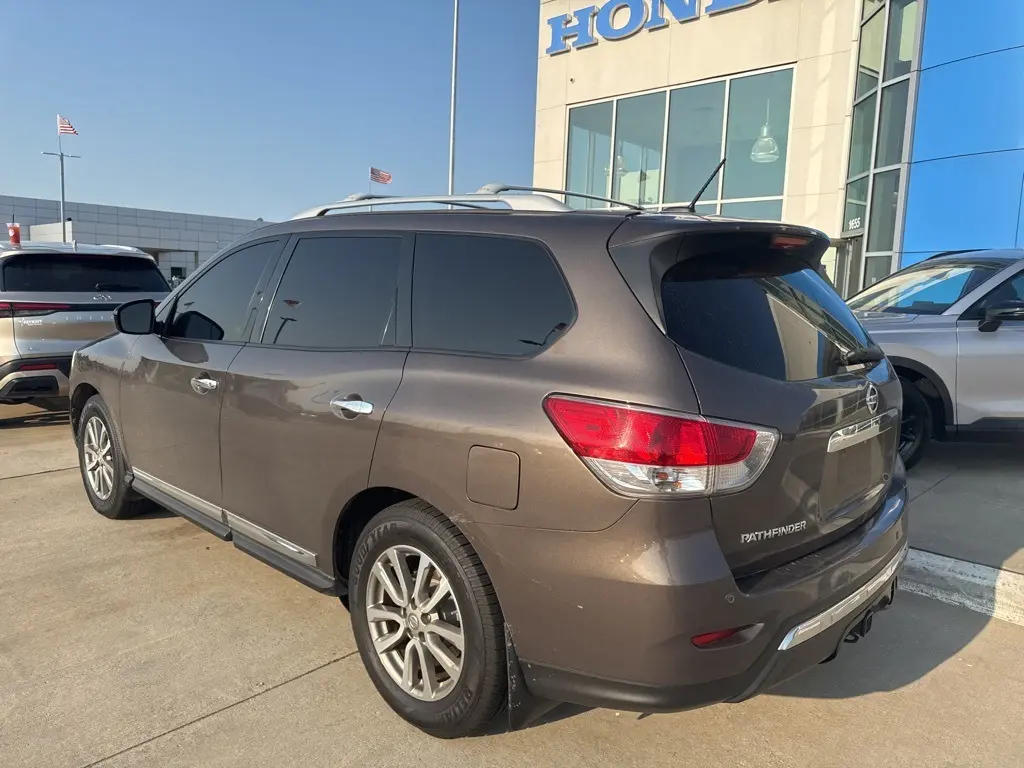 2016 Nissan Pathfinder SL photo 5