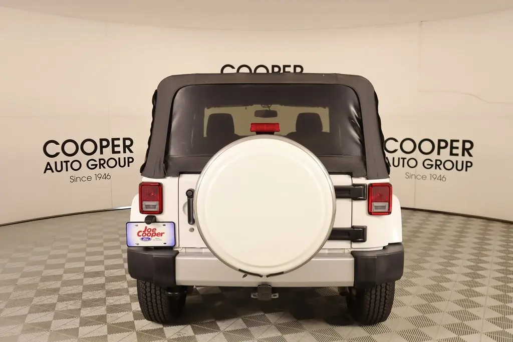 2015 Jeep Wrangler Sahara photo 14