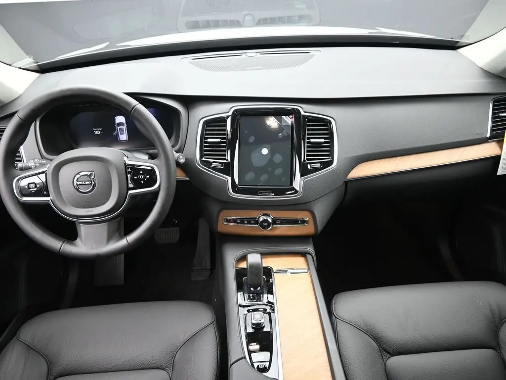 2025 Volvo - image 20
